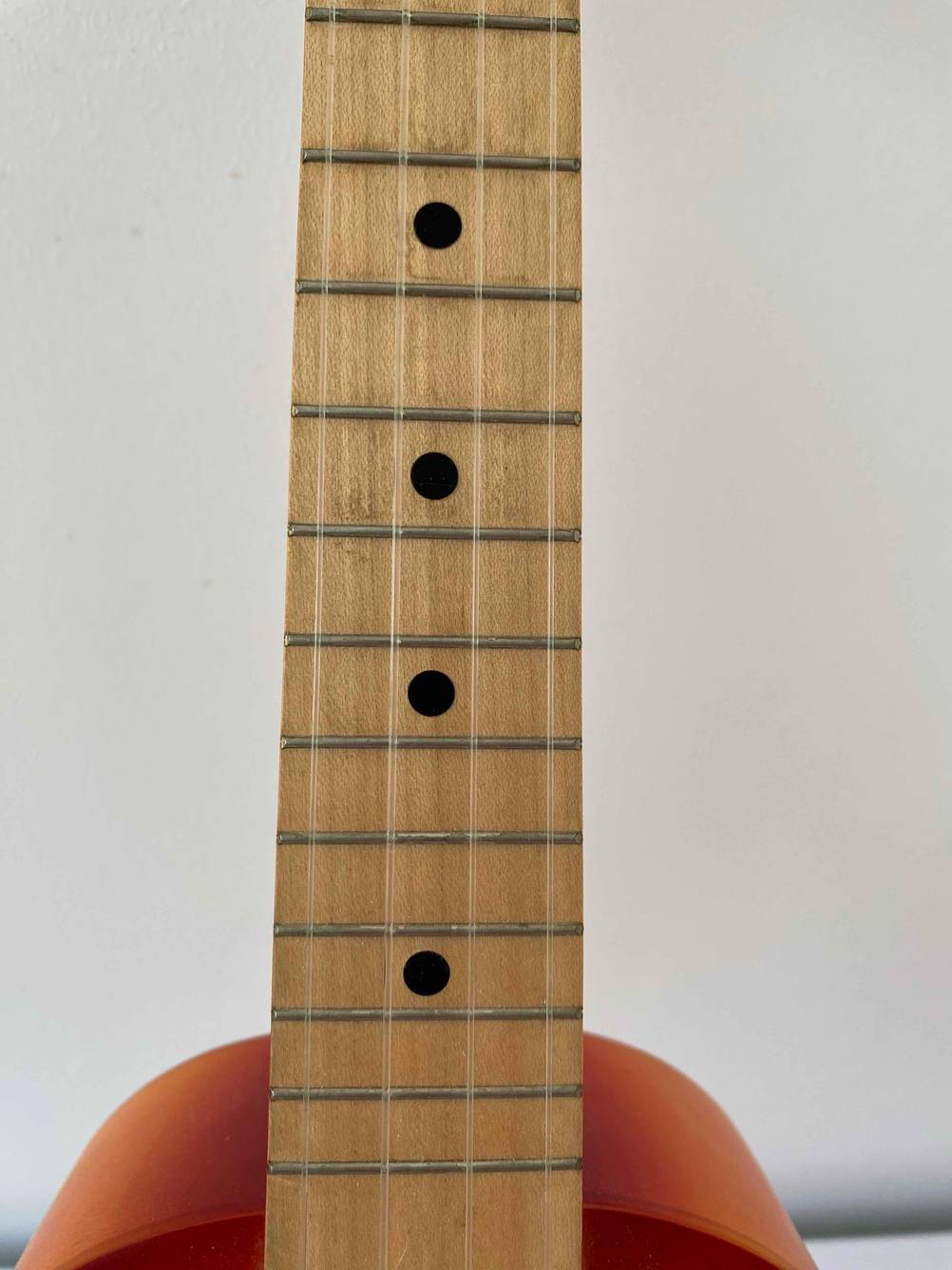 Nahaufnahme des Halses einer getesteten Ukulele.