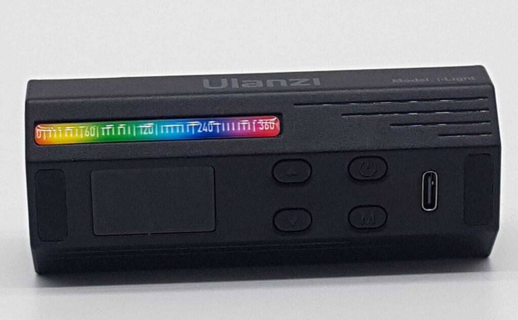 Eine Videoleuchte im Test leuchtet in Regenbogenfarben.