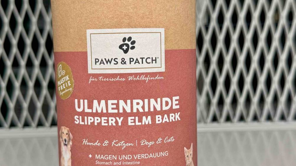 Ulmenrinde Hund im Test: Nahaufnahme der Verpackung mit Logo und Artikelbezeichnung.