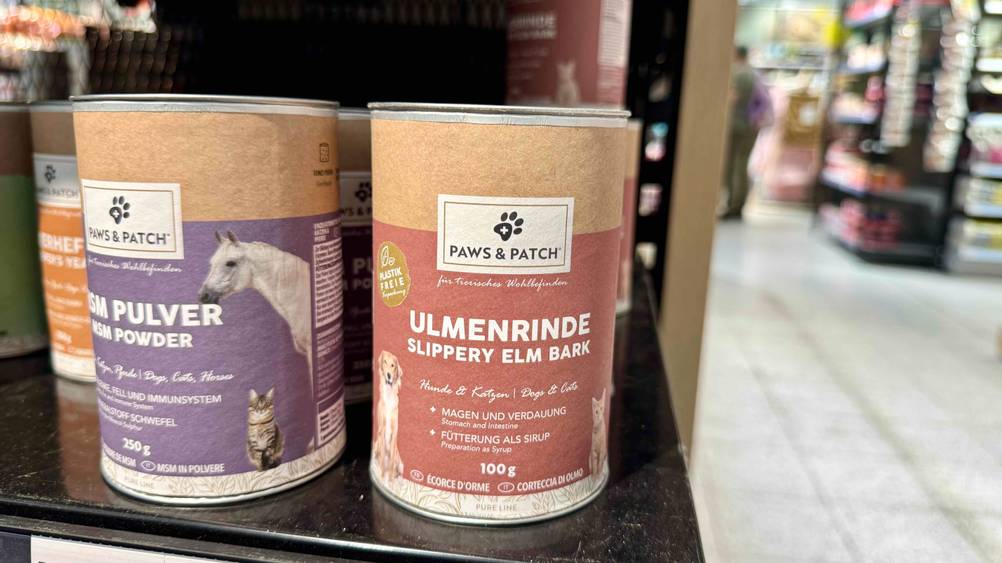 Die getestete Ulmenrinde Hund in einem Verkaufsregal neben anderen Produkten.