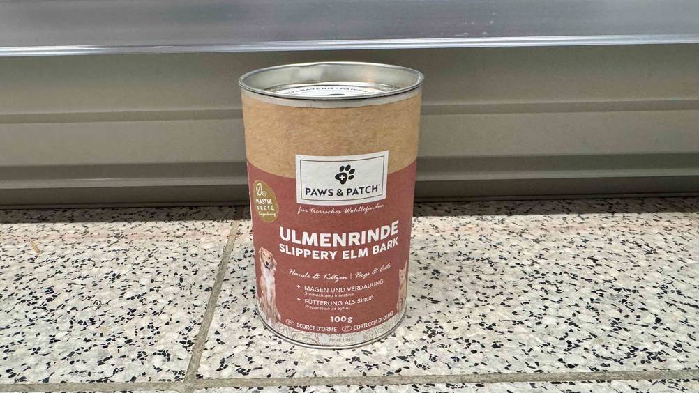 Vor einem Regal auf dem Boden steht eine Dose der getesteten Ulmenrinde Hund.