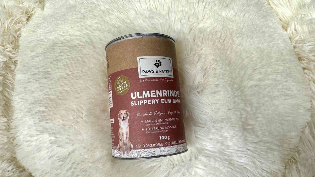 Ulmenrinde Hund im Test: Eine Dose auf einem hellen Fell.