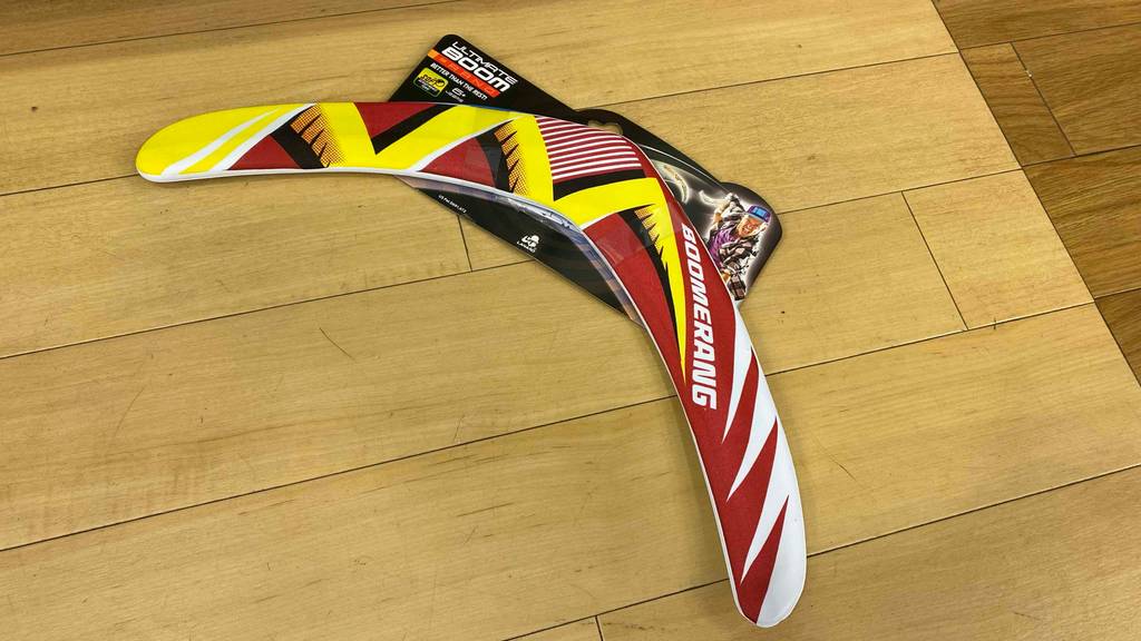 Boomerang im Test: Ein verpackter Boomerang liegt auf einem hellen Laminatboden.