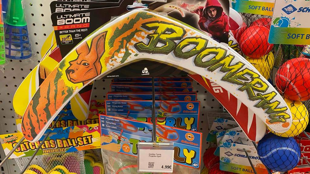 Boomerang im Test: Mehrere Verpackungen hängen in einem Regal.