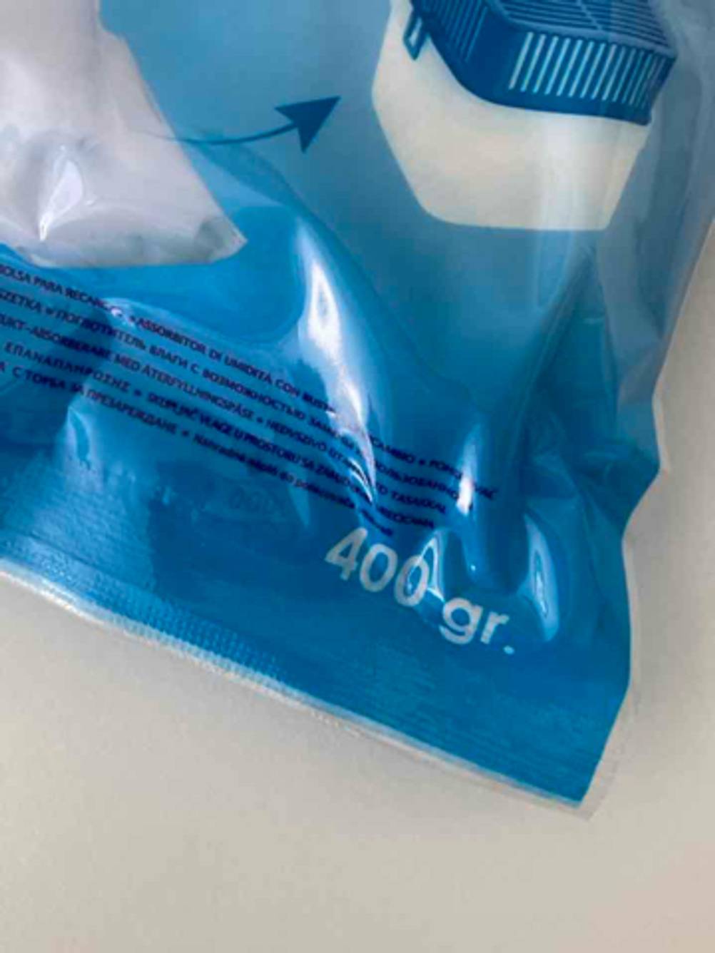 Auf dem weiß-blauen Kunststoffbeutel ist eine Mengenangabe von 400 Gramm des Silica-Gels im Test gedruckt.