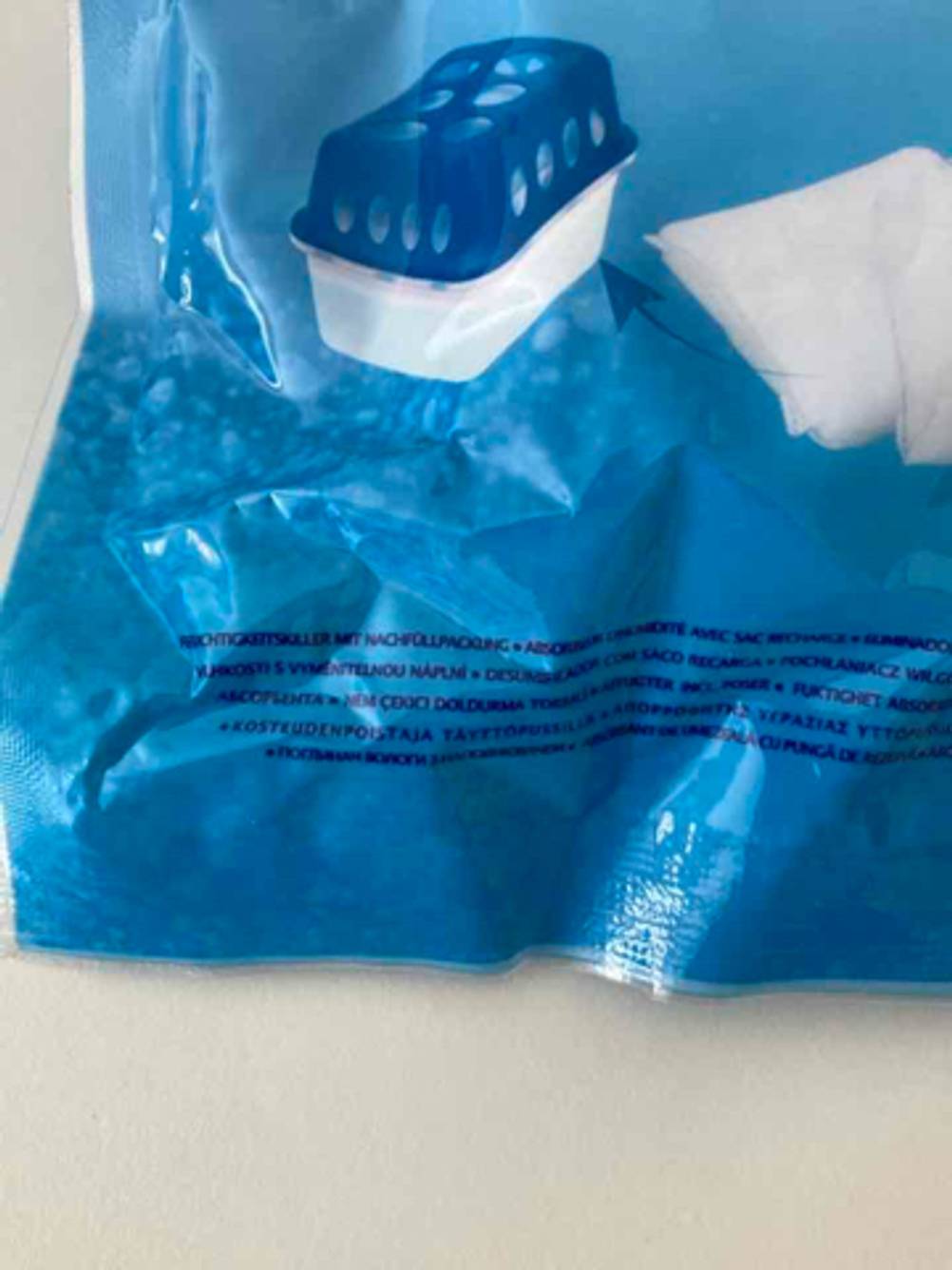 Silica-Gel Test: Auf dem weiß-blaues Kunststoffbeutel ist ein Entfeuchtungsbehälter abgebildet.