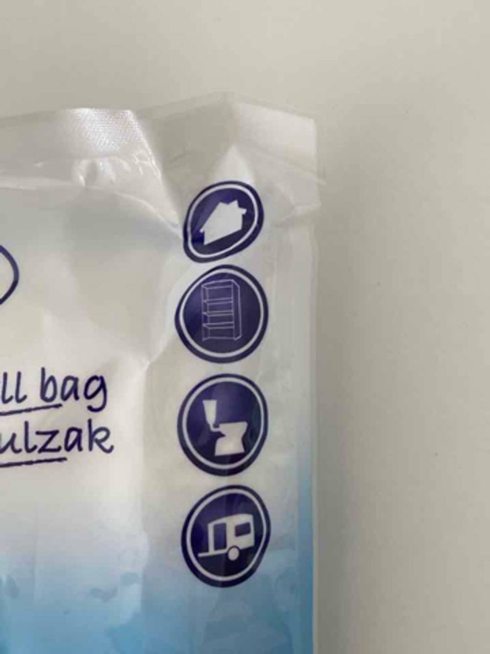 Im Test: Das Silica-Gel im weiß-blauen Kunststoffbeutel; Detailansicht der Anwendungssymbole.