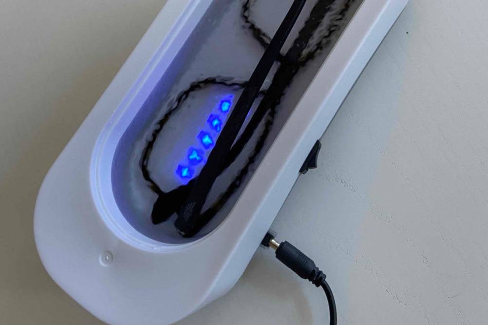Eine Brille wird im getesteten Ultraschallreiniger gereinigt.