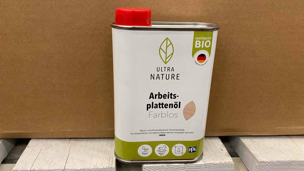 Arbeitsplattenöl getestet: Ein Kanister von vorne vor einem braunen Karton.