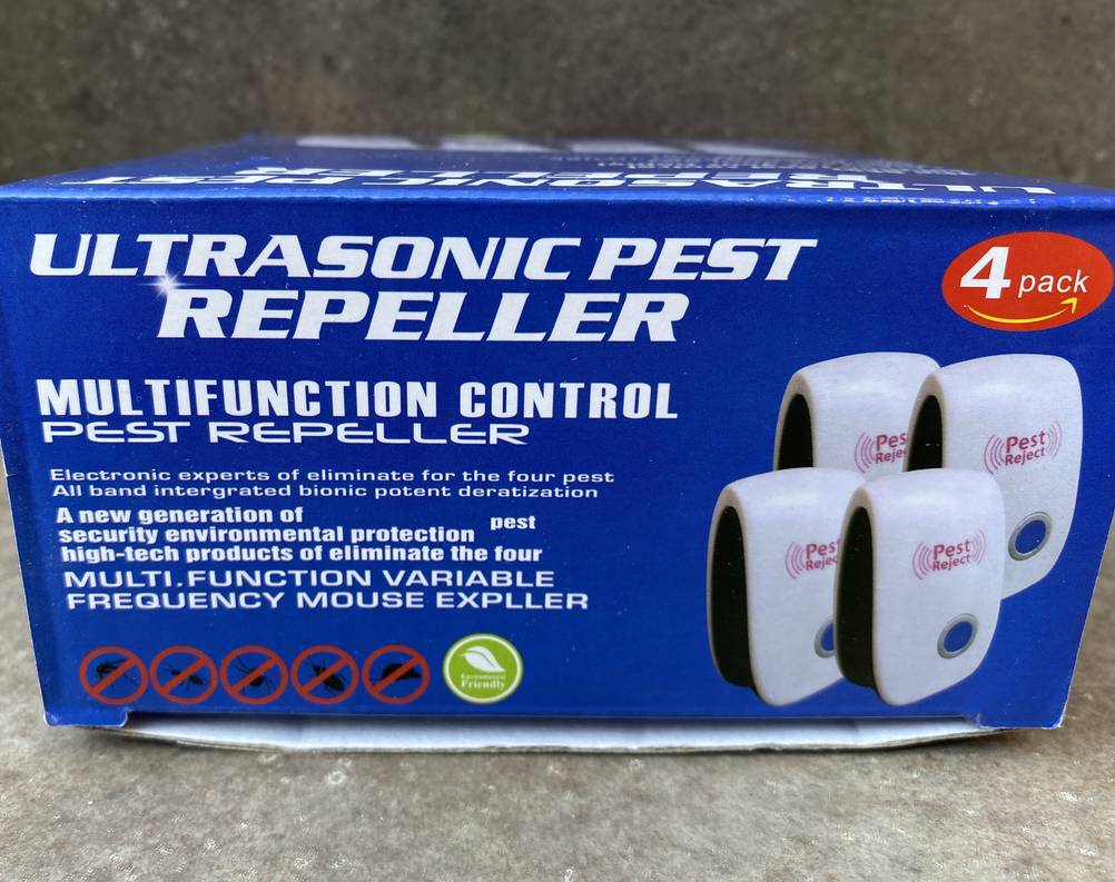 Ultraschall Schädlingsbekämpfer getestet. Mehrfachpack eines Schädlingsbekämpfers in Nahaufnahme.