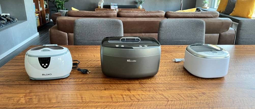 Ultraschallgeräte im Test auf Tisch von den Marken Vloxo, Kecoolke und Sanitas