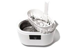 Kunststoffschale in einem Ultraschallreiniger mit medizinischen Instrumenten.