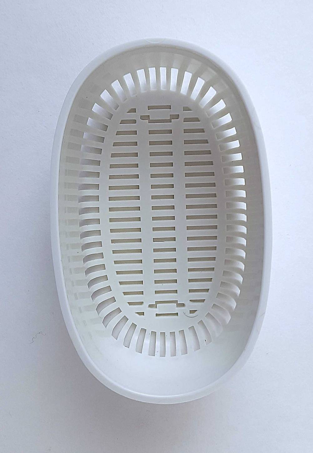 Der Korb des getesteten Ultraschallreinigers für Schmuck von oben auf einer hellen Fläche.