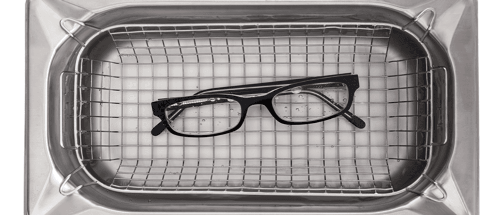 Ultraschallreiniger für Zahnprothese im Test: Eine Brille liegt in einem Ultraschallreiniger für Zahnprothesen.