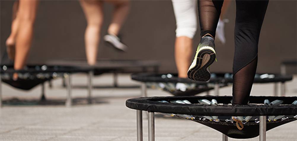 Ultrasport-Trampolin im Test: Mehrere kleine Fitness-Trampoline auf denen Sportler aktiv sind.