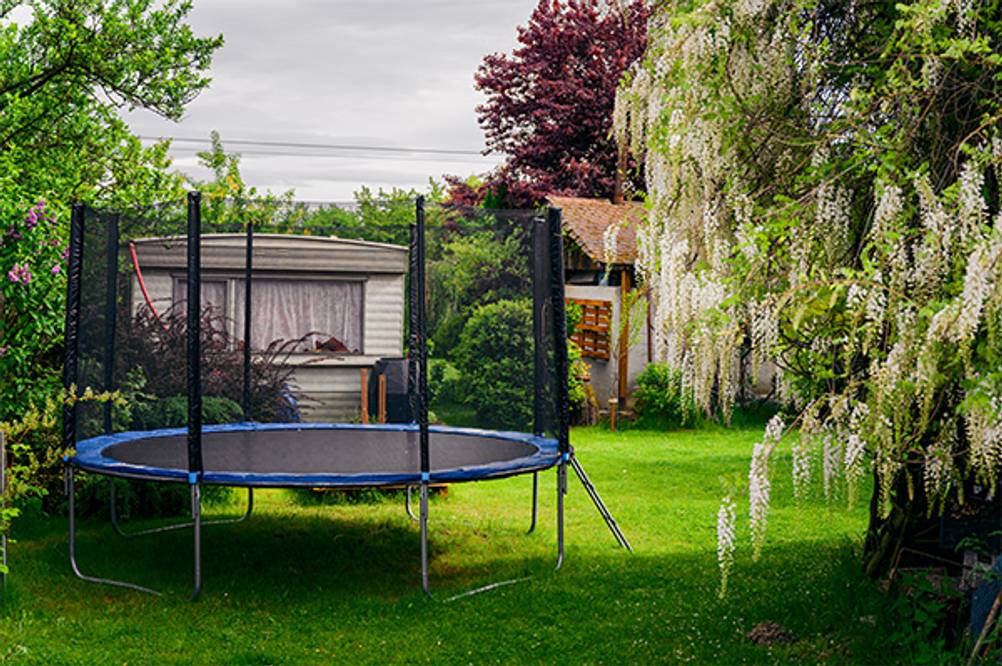 Ultrasport-Trampolin im Test: Ein großes Trampolin in einem Garten.