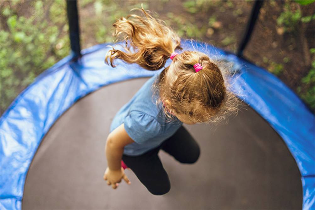 Ultrasport-Trampolin im Test: Ein kleines Mädchen, das auf einem Trampolin hüpft.