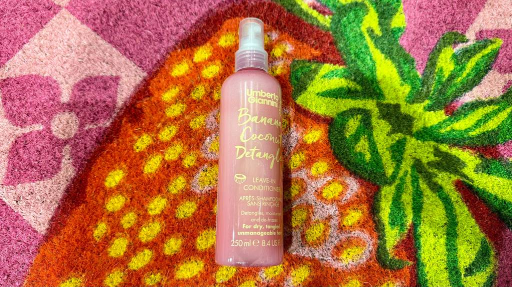 Im Test: Ein Conditioner-Spray in der 250-ml-Sprühflasche liegt auf einem bunten Teppich.
