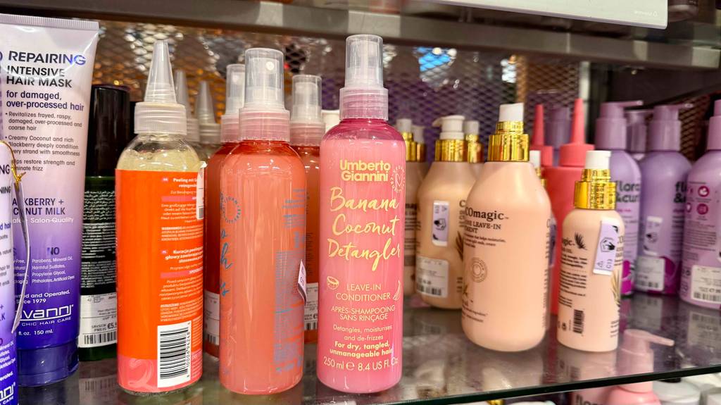Getestet: Conditioner-Sprays in 250-ml-Sprühflaschen stehen neben weiteren Haarpflegeprodukten auf einem Verkaufsregal.