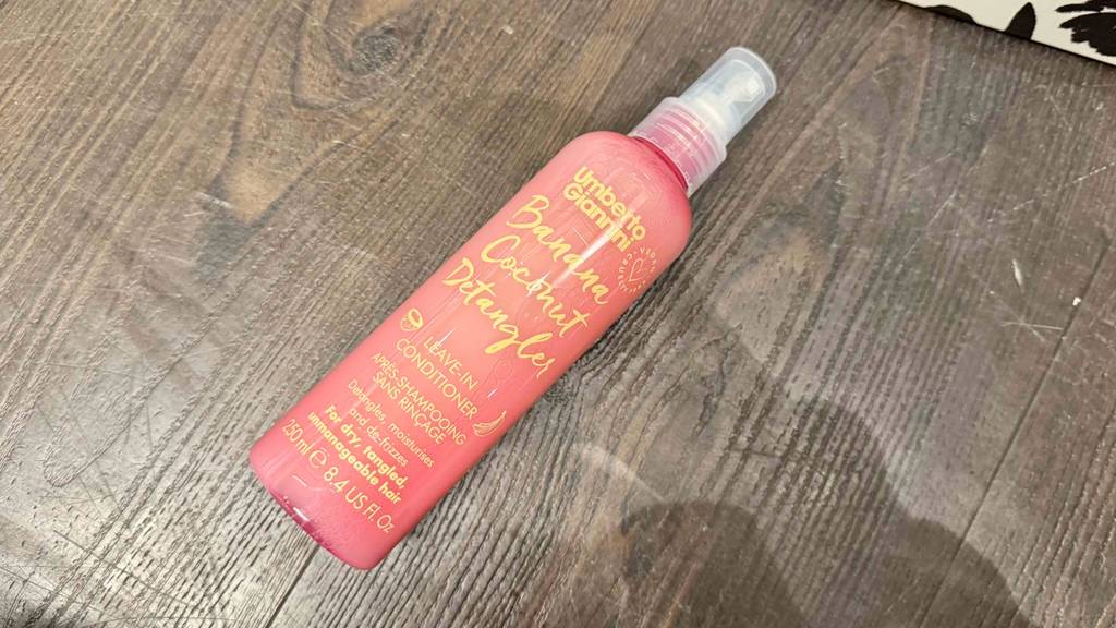 Getestet: Ein Conditioner-Spray in einer 250-ml-Sprühflasche liegt auf einem Holzboden.