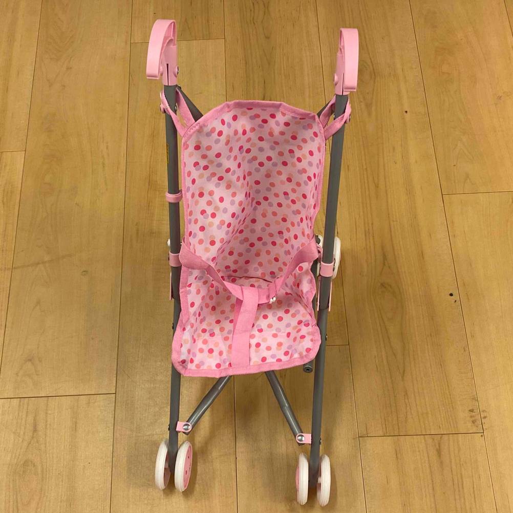 Der getestete Puppenbuggy steht auf dem Boden.
