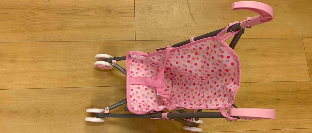 Der getestete Puppenbuggy hat die Farbe rosa.