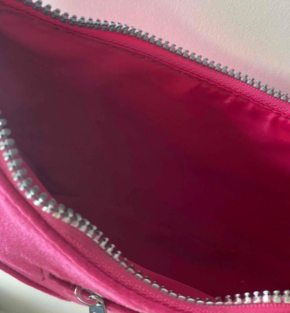 Umhängetasche für Damen getestet: Innenraum der Tasche in Nahaufnahme.