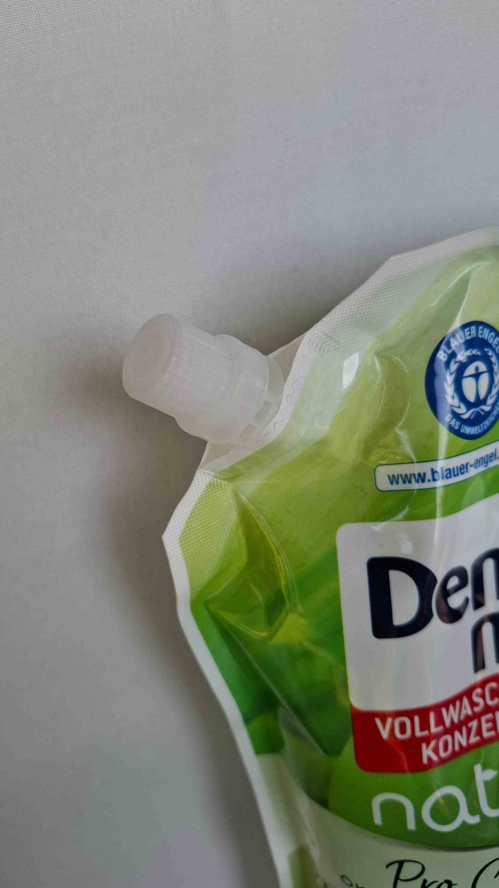 Umweltfreundliches Waschmittel getestet: Nahaufnahme des Ausgießers an der Verpackung.