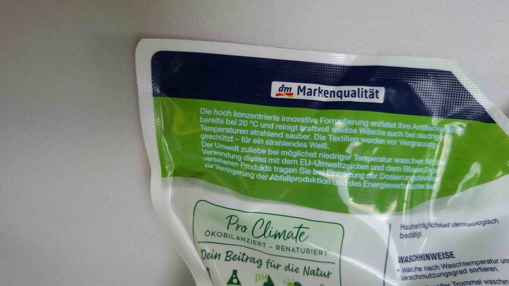 Umweltfreundliches Waschmittel im Test: Nahaufnahme der Verpackung mit Informationen.