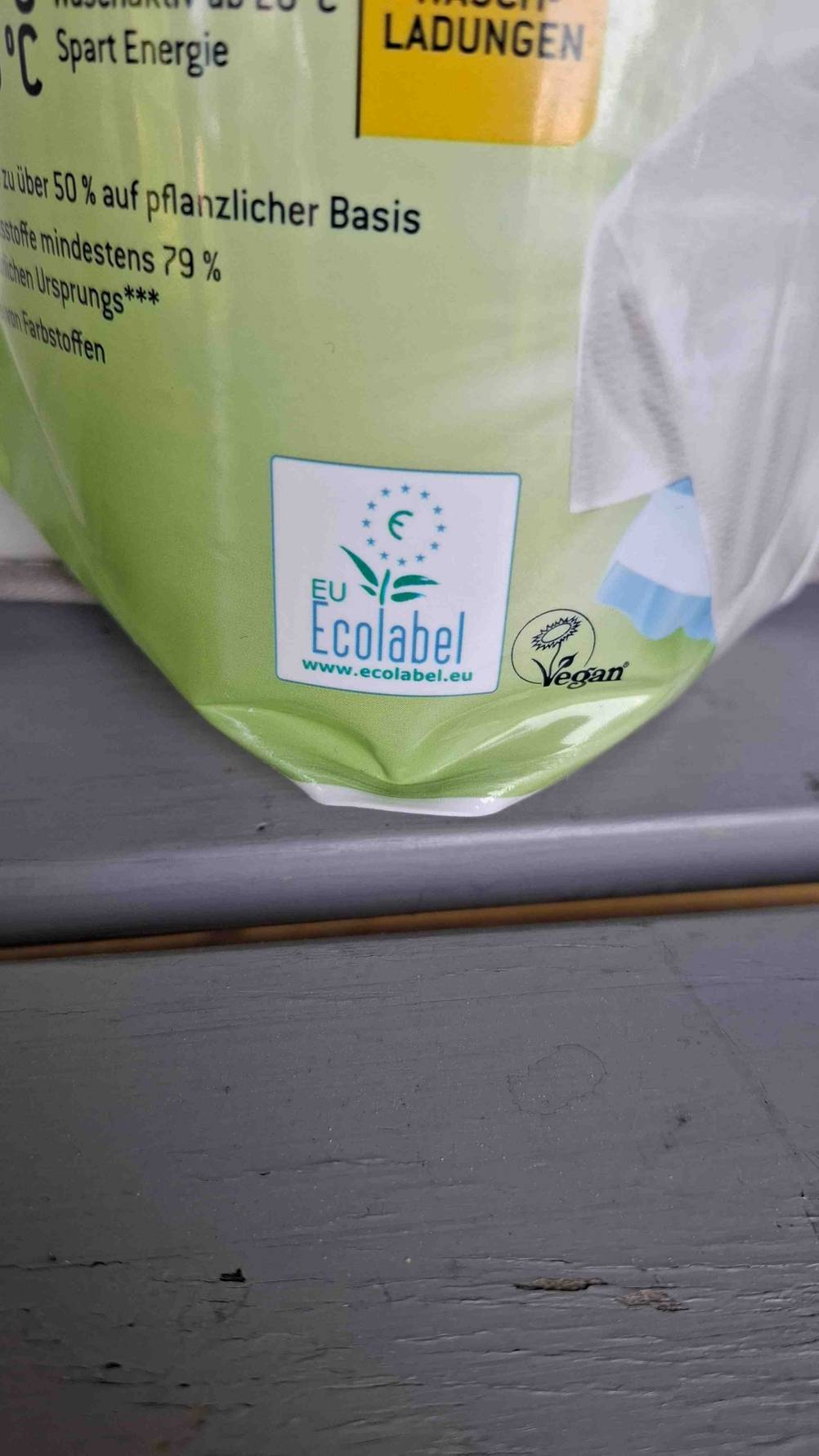 Umweltfreundliches Waschmittel-Test: Nahaufnahme des Ecolabels auf der Verpackung.