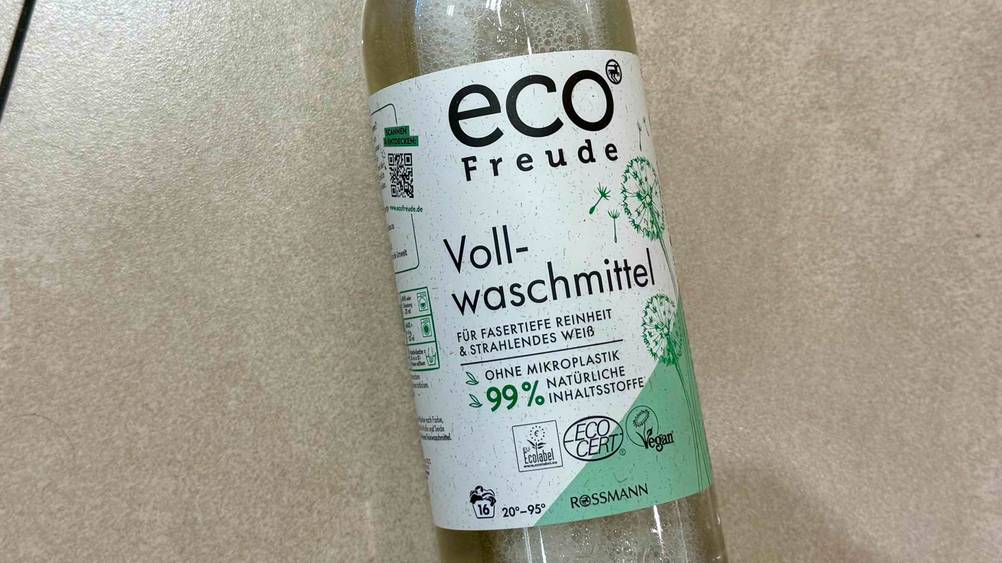 Umweltfreundliches Waschmittel im Test: Nahaufnahme des Labels mit Informationen.