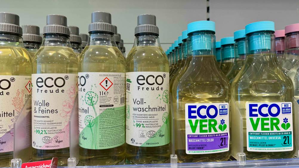 Umweltfreundliches Waschmittel getestet: Mehrere Flaschen auf einem Verkaufsregal stehend.