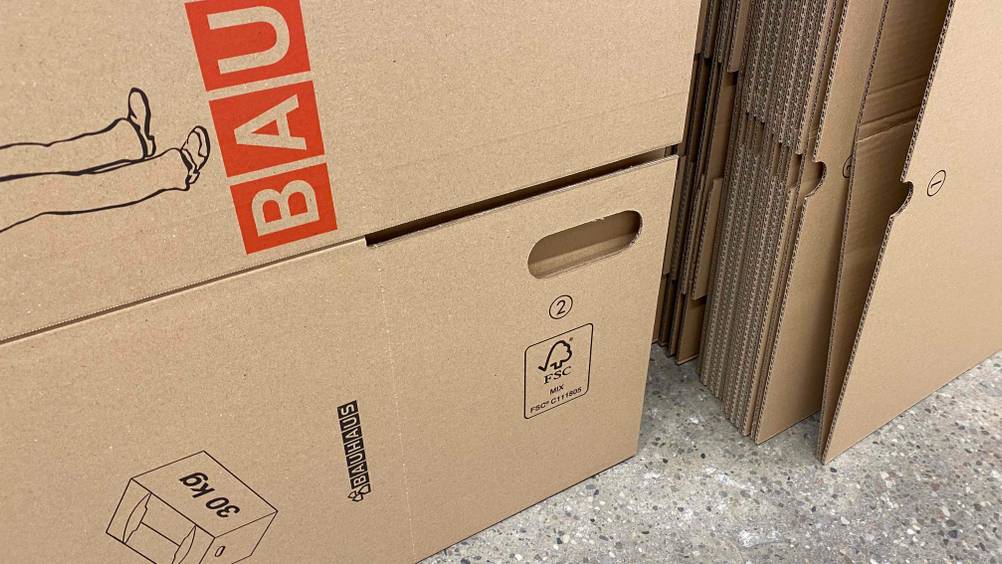 Gestapelte Umzugskartons im Test. 