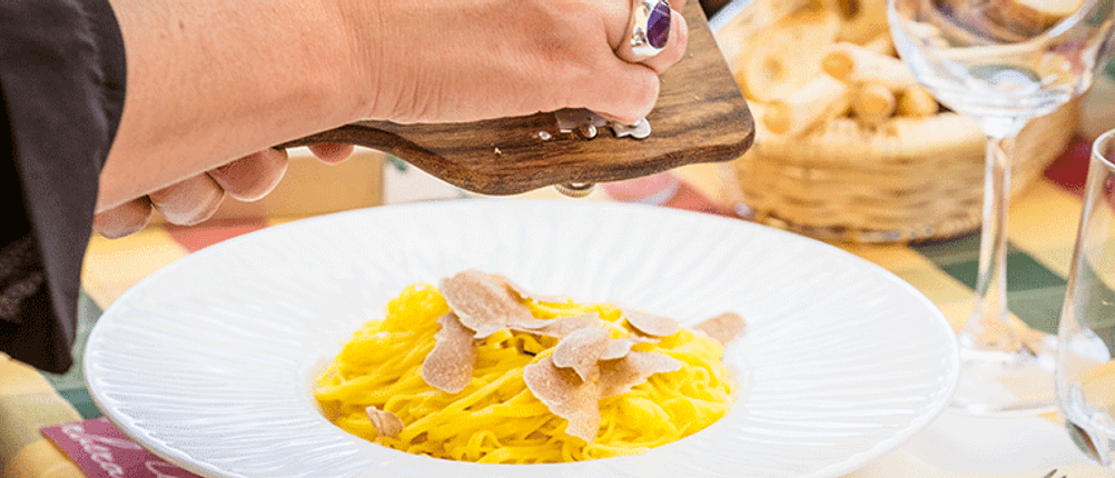 ungekochter trüffel über pasta geholber verzehr in schwangerschaft