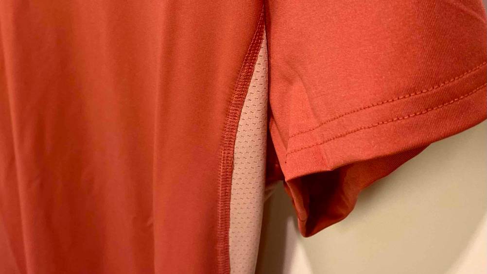 Laufshirt im Test: Ärmel und Nähte in Detailansicht.