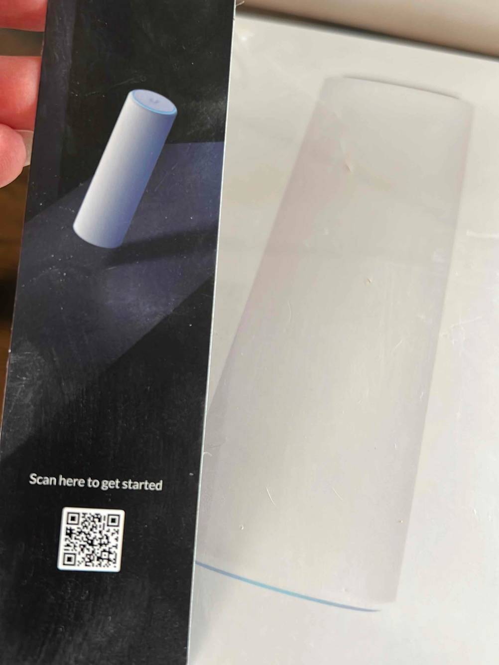 Im Test: Eine Originalverpackung eines Mesh-WLANs mit QR-Code.