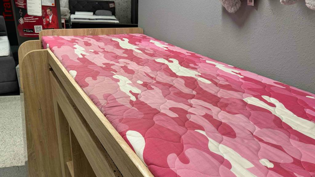 Hochbett im Test: Blick auf die Matratze in rosa weißem Muster.