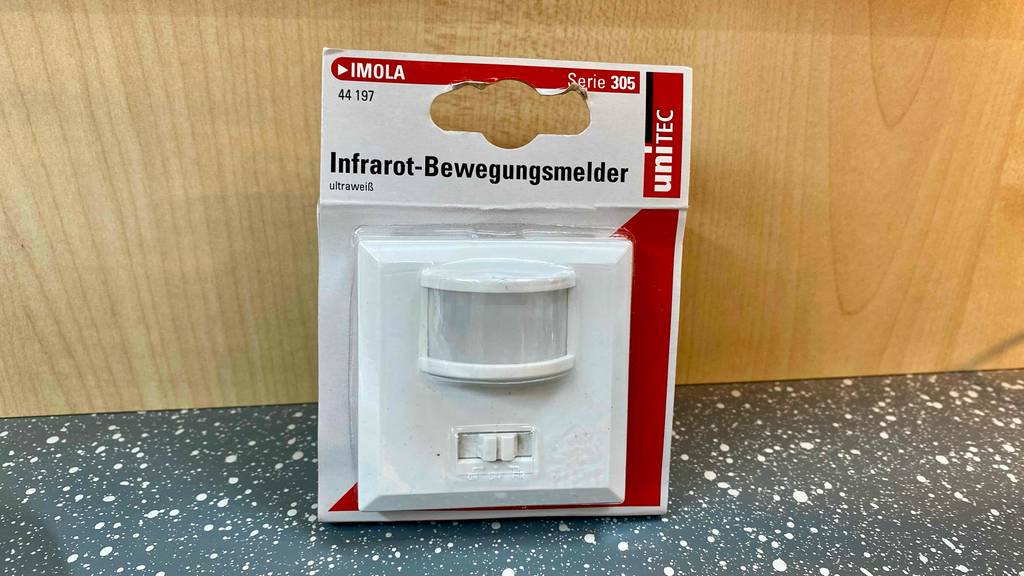 Im Test: Frontansicht eines Bewegungsmelder für die Steckdose in Originalverpackung.