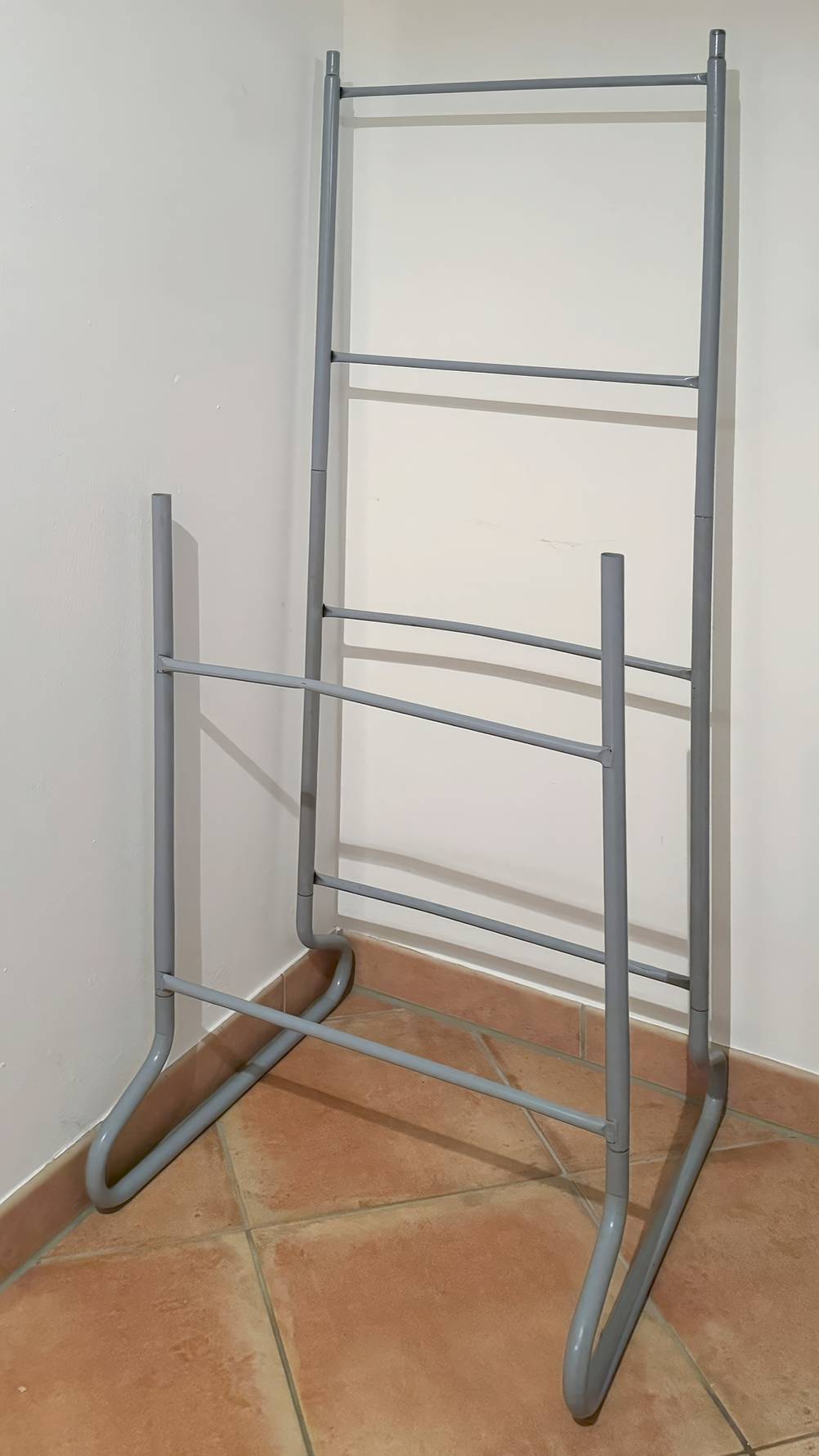 Das getestete Getränkekistenregal ist halb aufgebaut.