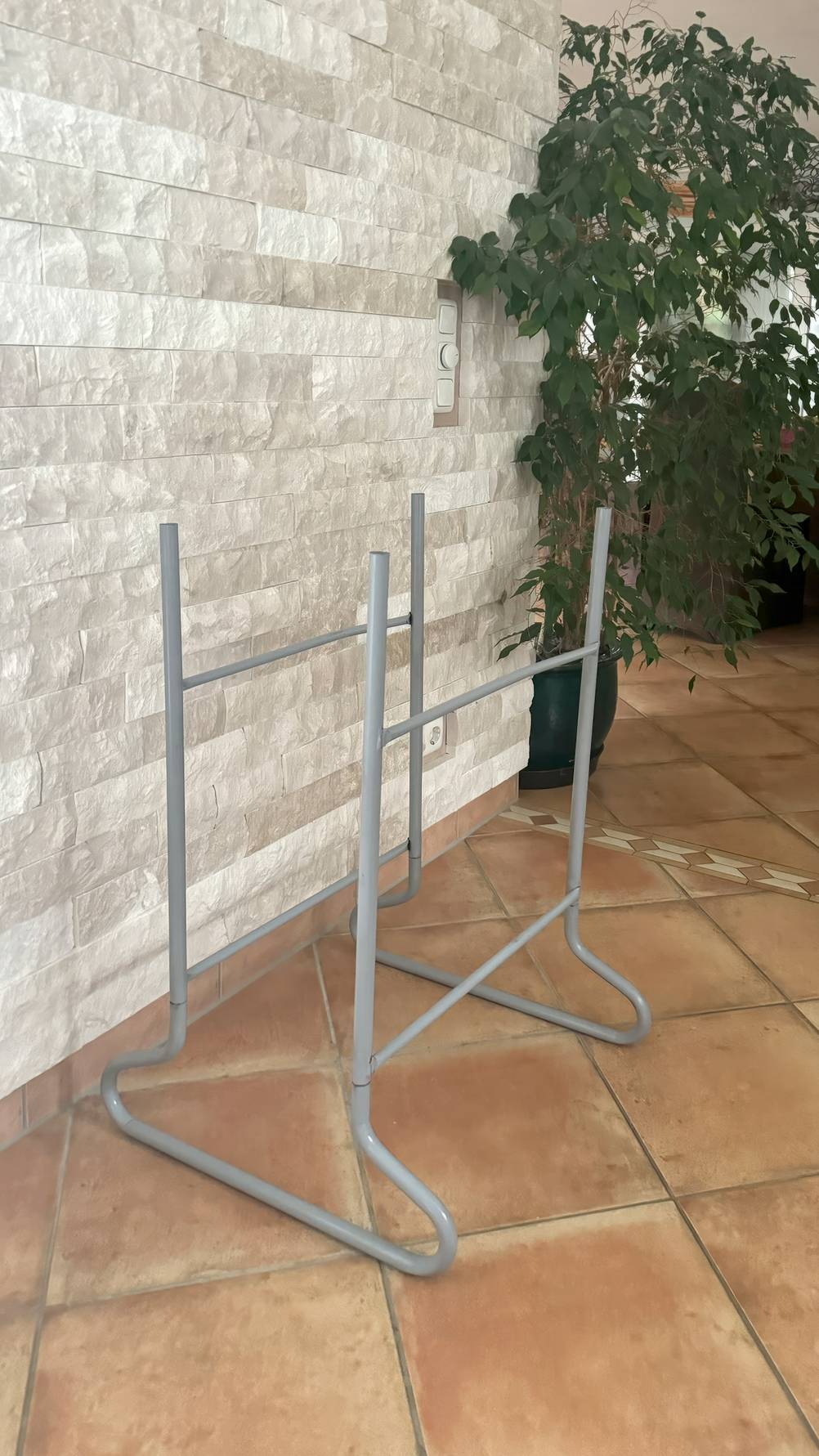 Die Standfüße eines Getränkekistenregals im Test sind montiert.