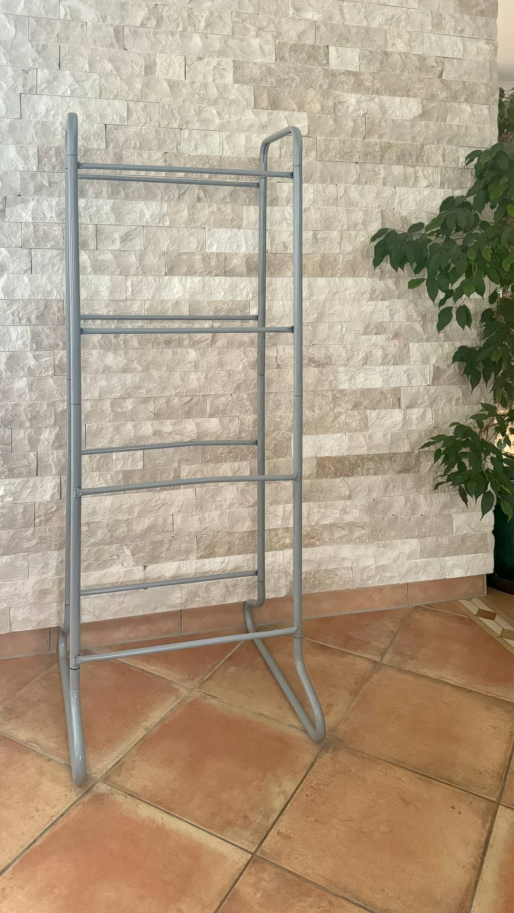 Das aufgebaute Getränkekistenregal steht zum Testen an einer Wand.