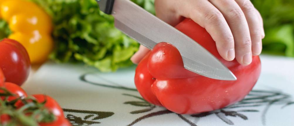 Universalmesser im Test: Messer schneidet durch rote Paprika