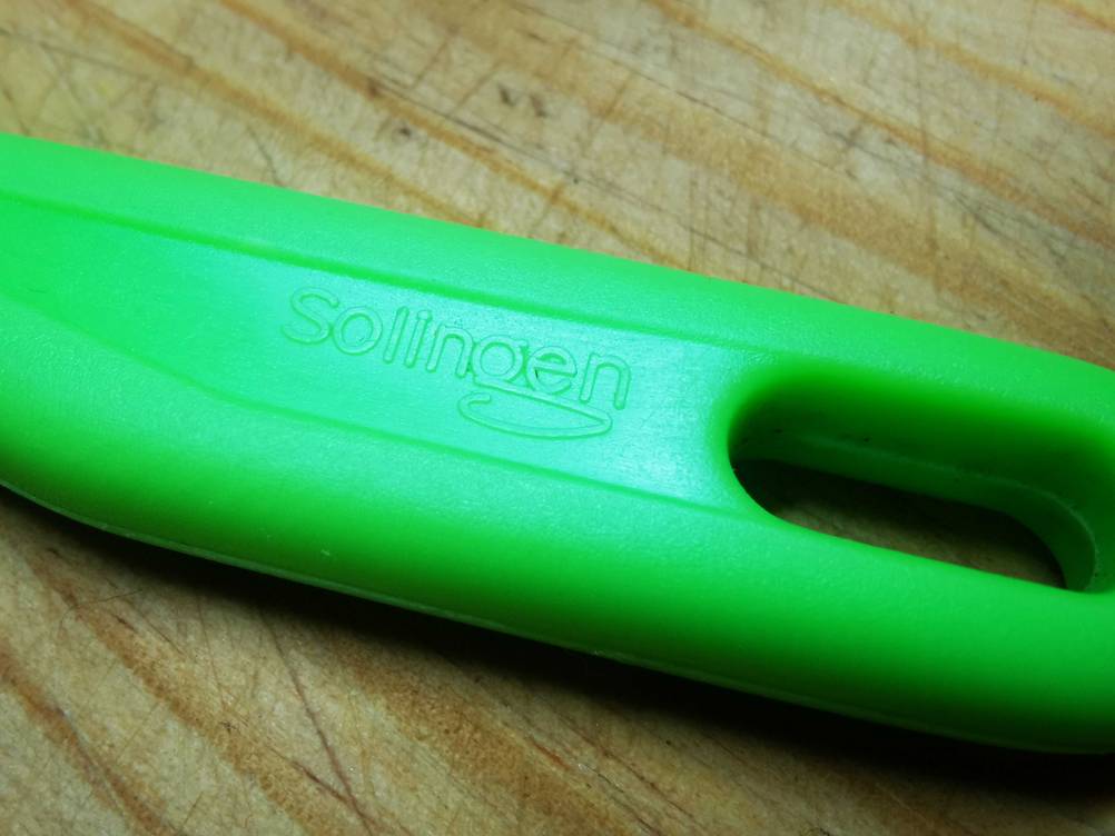 Universalmesser getestet: Nahaufnahme des Logos auf dem Griff.
