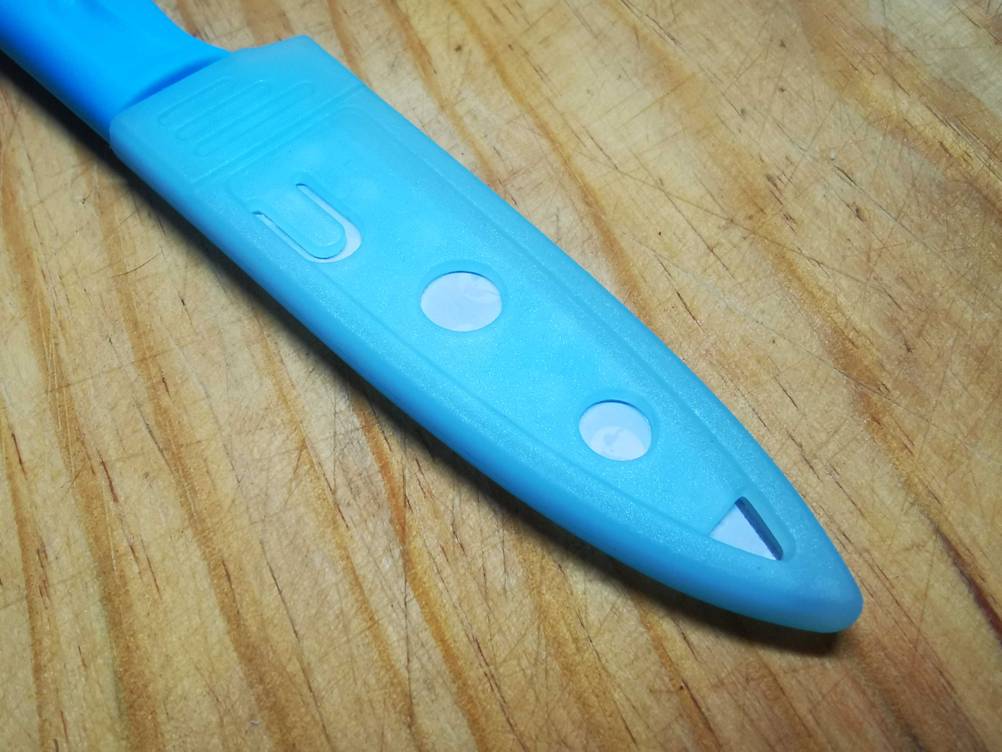 Universalmesser-Test: Die Klinge in der Schuzthülle.