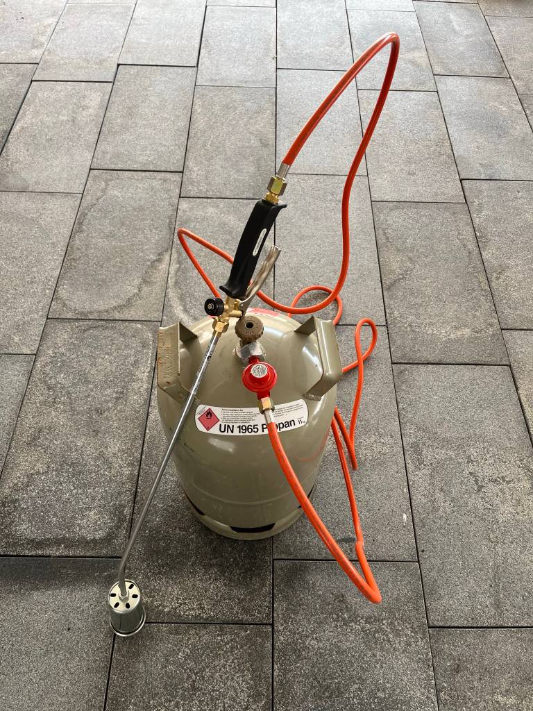 Unkrautbrenner mit Propangasflasche.