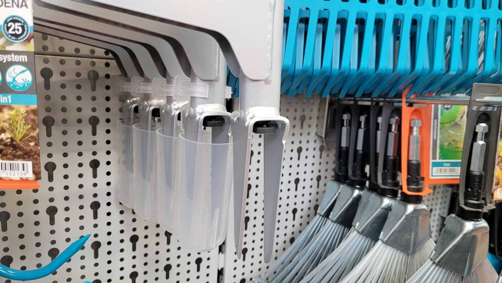 Nahaufnahme des getesteten Unkrautstechers in einem Regal neben anderen Produkten.