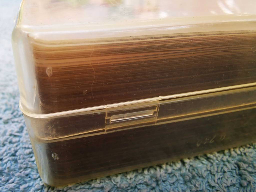 Detailansicht des Clipverschlusses der Aufbewahrungsbox von UNO im Test.