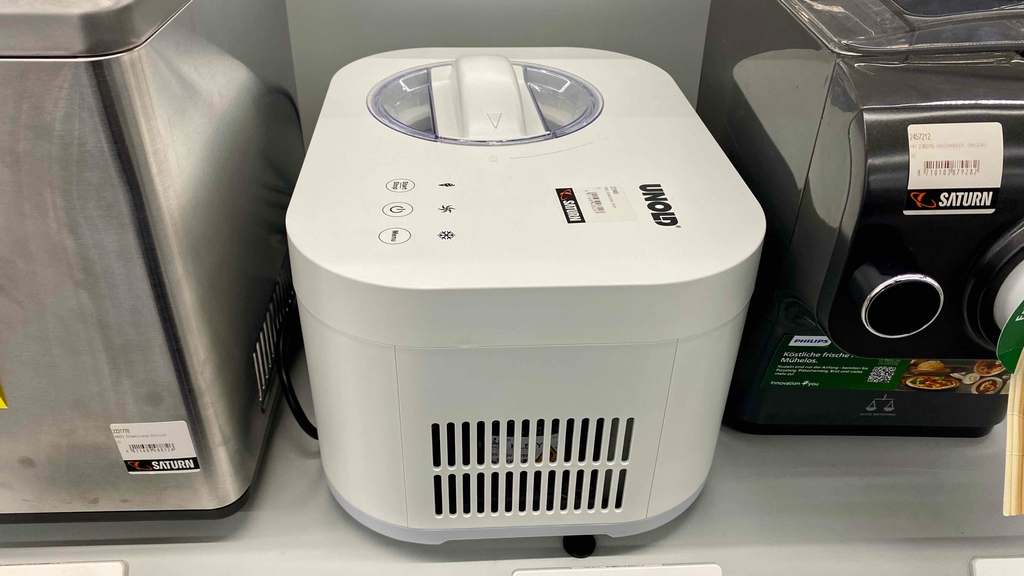 Im Test: Eine Eismaschine von Unold in Frontansicht steht zwischen anderen Geräten.