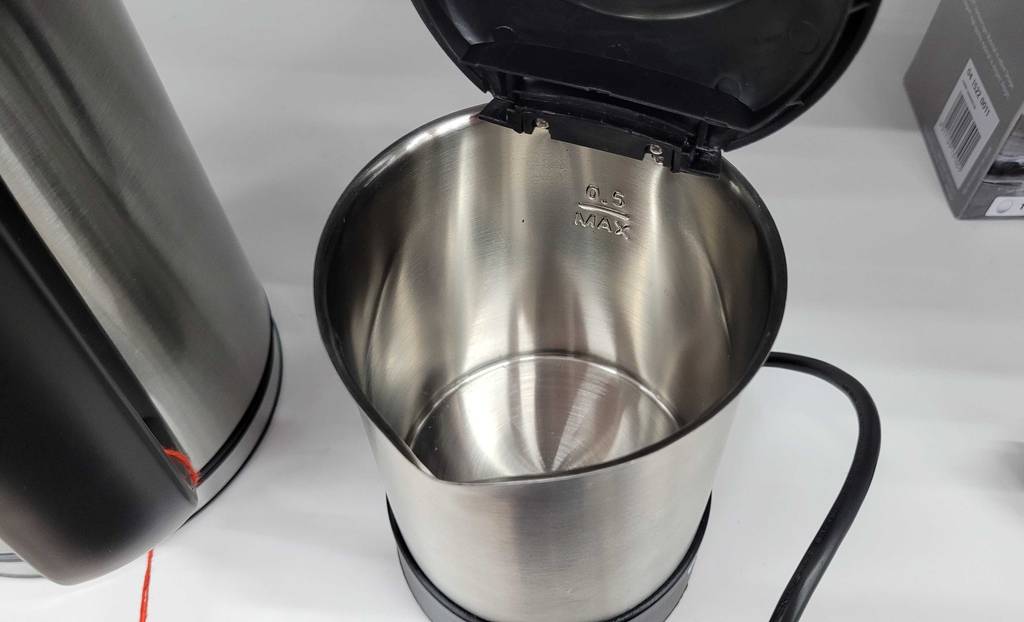 Getestet: Blick von oben in einen geöffneten Wasserkocher 12 Volt.