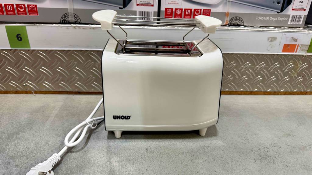 Blick auf den Aufsatz eines getesteten Toaster weiss.